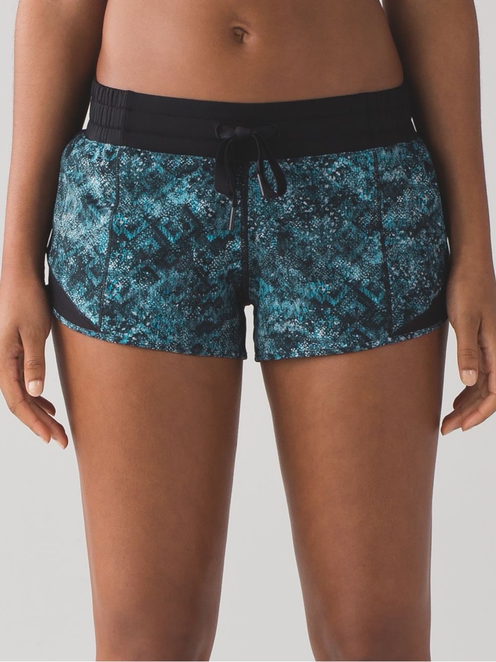 Lululemon Hotty Hot Short (2 1/2") Fairisle Multi Black / Black Size 4